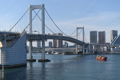 ２０２０年東京オリンピックの年の東京の風景 澄んだ青空と東京湾