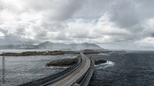 Carretera sobre el mar en día nublado