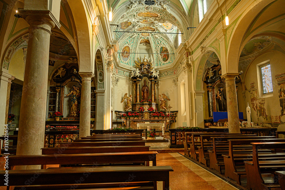 Inneres der Kirche Sant'Abbondio, bei Lugano, Tessin, Schweiz