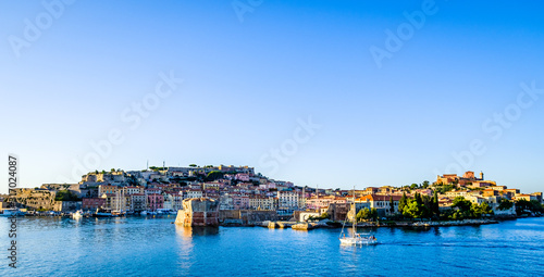 Foto harbor of portoferraio at the island elba in italy