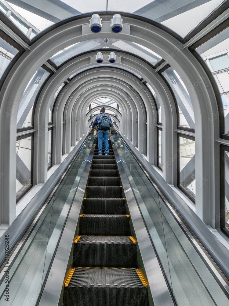 Obraz premium 梅田スカイビル - 空中エスカレーター