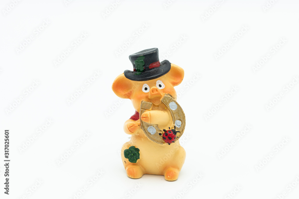 Figurine of a small piggy with a black hat and a horseshoe