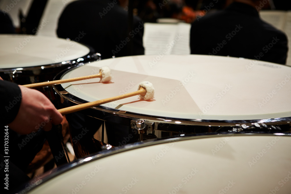 Foto Playing the timpani in orchestra