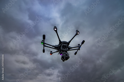 Fototapeta Naklejka Na Ścianę i Meble -  Fliegendes Drohne vor epischem Himmel