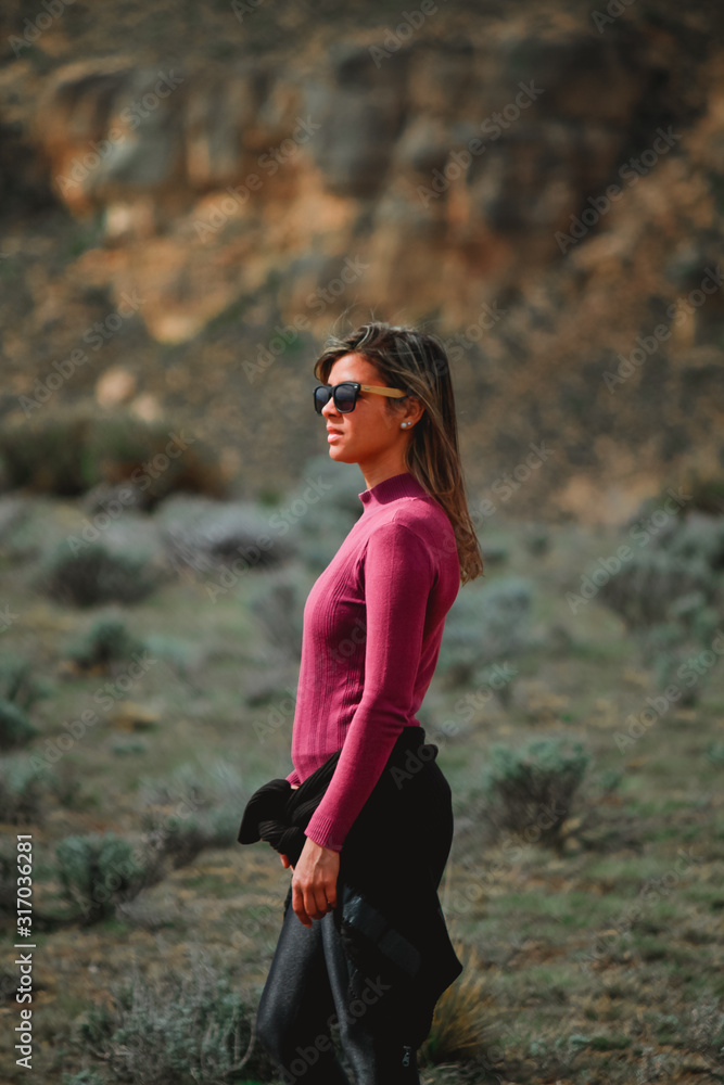 joven mujer de perfil rostro serio y ropa outdoor Stock Photo | Adobe Stock