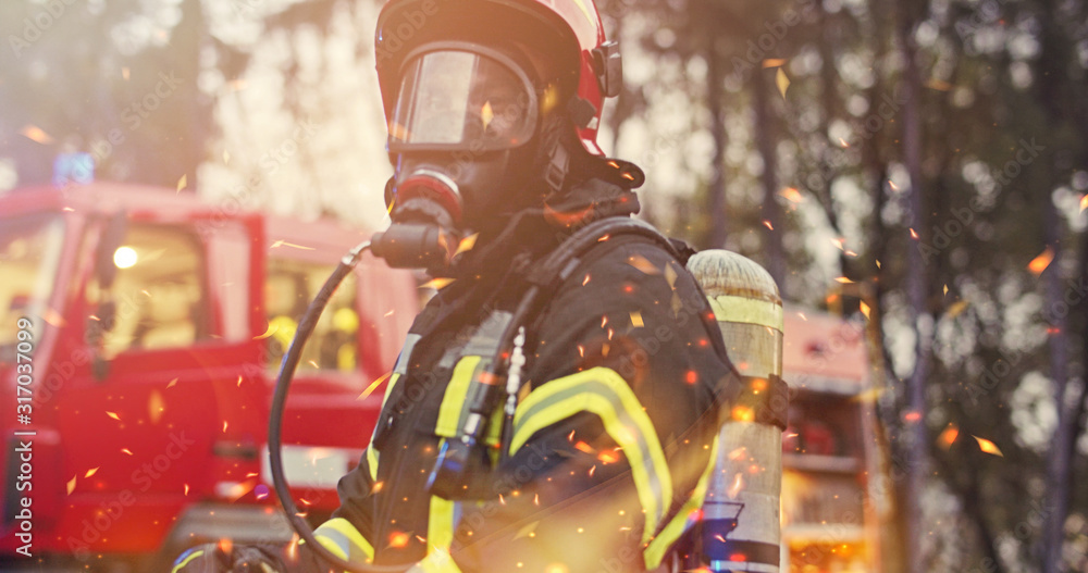 Ταπετσαρία Firefighter in fire fighting operation, fireman in protective clothing and helme