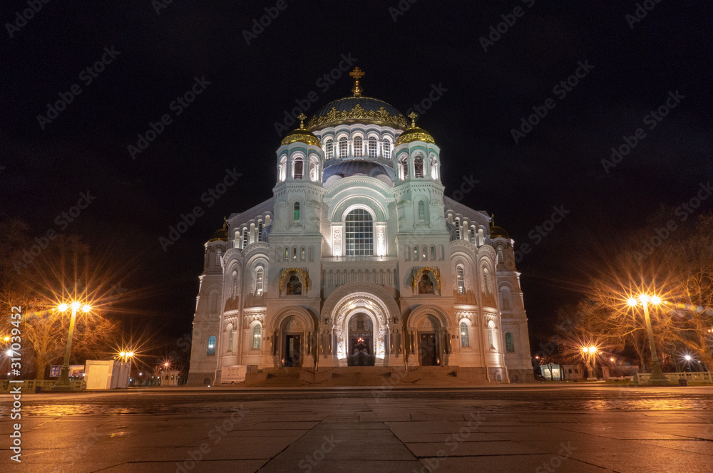 Obraz premium The St. Nicholas Wonderworker's Naval Cathedral in the night illumination close-up. Kronstadt, Russia