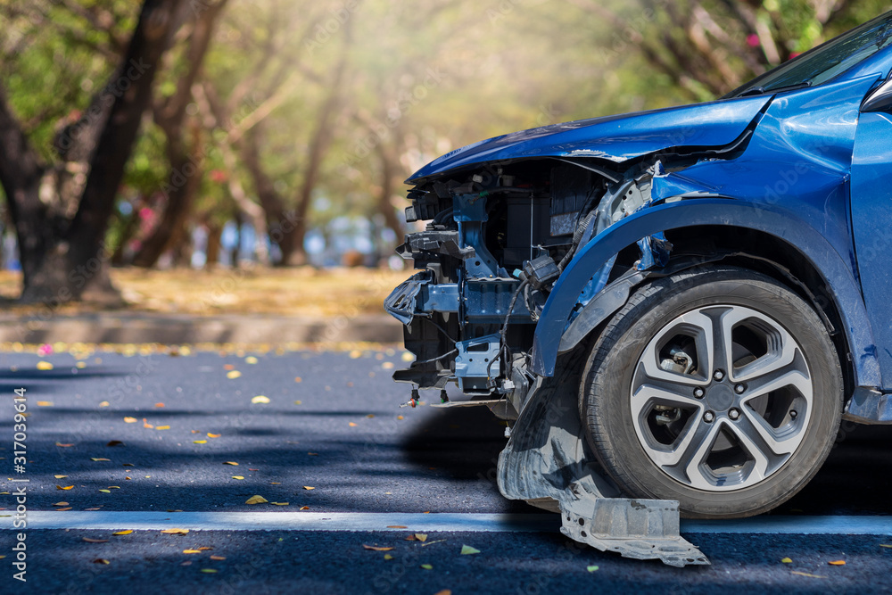 Φωτογραφία Front of blue color car big damaged and broken by accident on city street parking can not drive any more