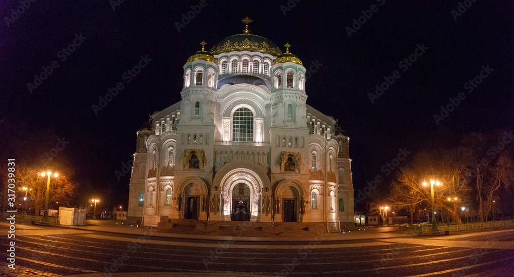 Obraz premium The St. Nicholas Wonderworker's Naval Cathedral in the night illumination close-up. Kronstadt, Russia