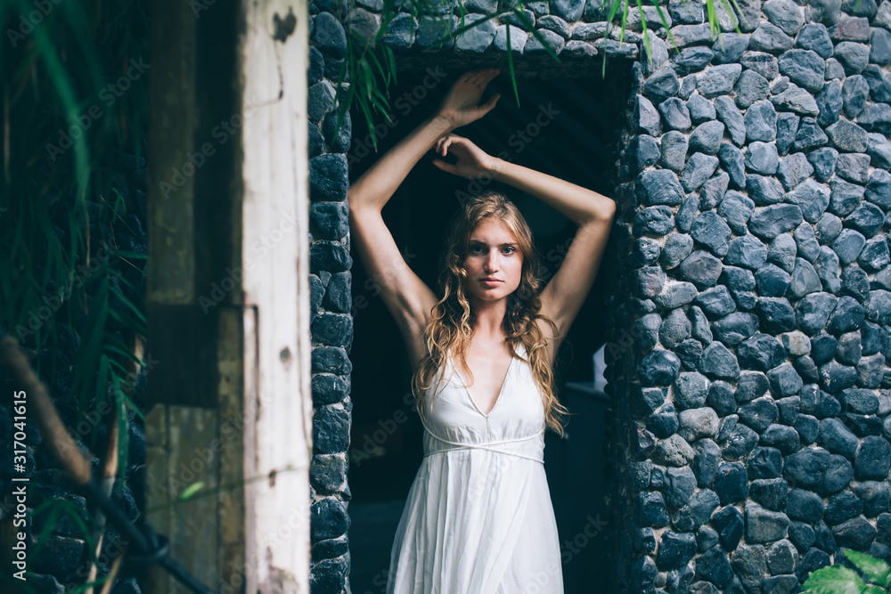 Obraz premium Young pensive woman standing in doorway