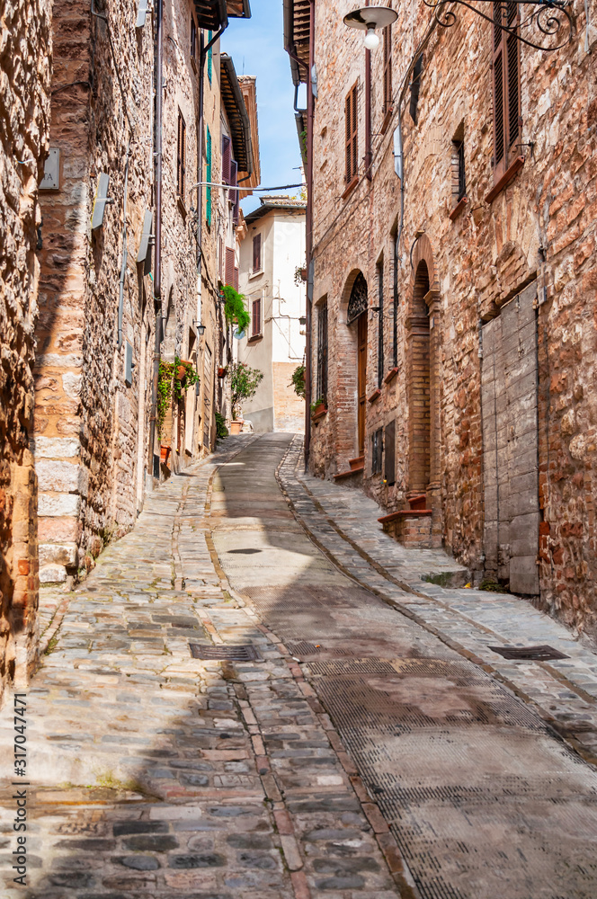 Fototapeta premium Narrow street in the smal viallge of Spello, Italy