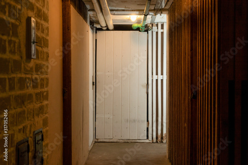 Fotografie Kellertüre mit Holzverschlag
