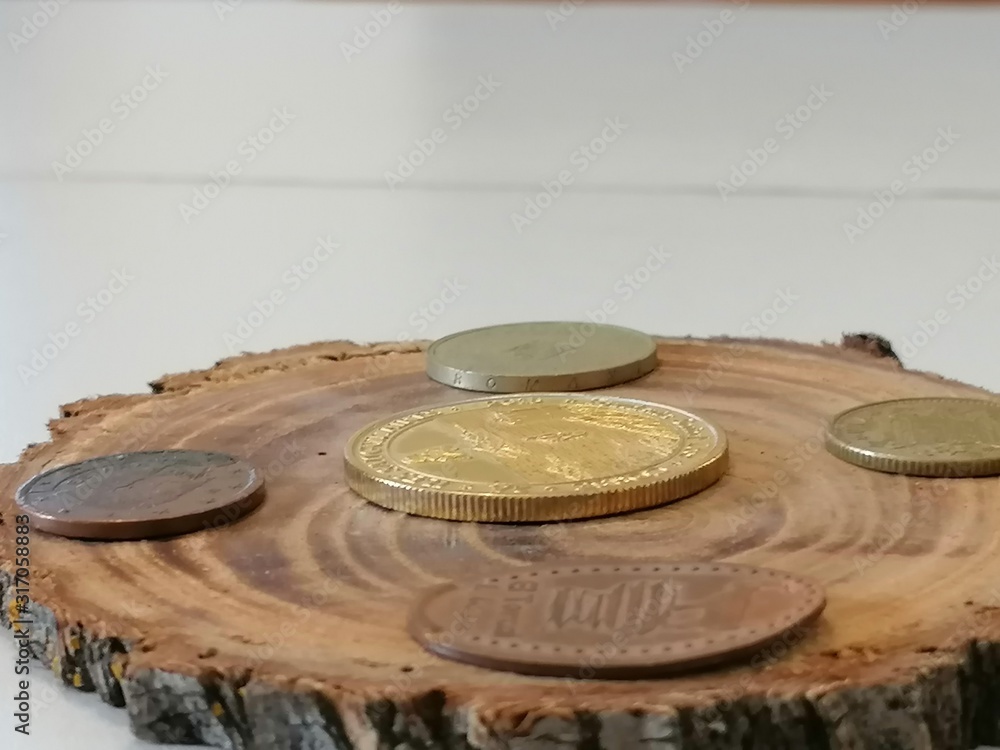 Monedas antigua sobre taco de madera