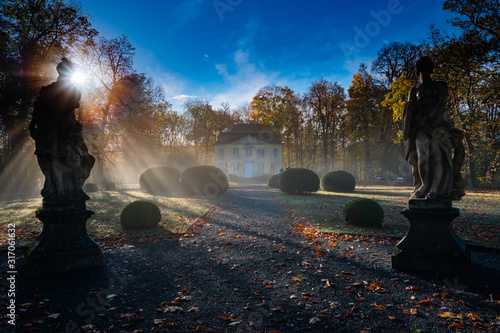 Herbststimmung / Park mit Sonnenaufgang im Nebel