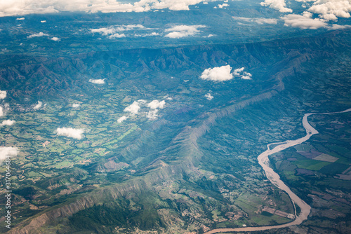 Vista aérea de río Magdalena y Cordillera Central de Colombia, con cultivos que rodean el río photo