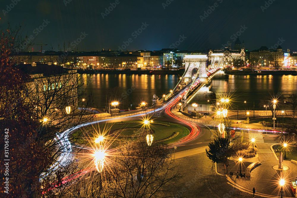 Naklejka premium Széchenyi Chain Bridge illuminated at night in Budapest, Hungary