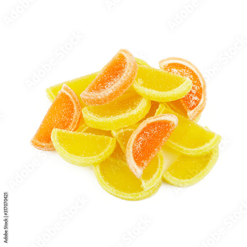 Caramelle di gelatina colorate sotto forma di fette di limone e arancia isolati su sfondo bianco.