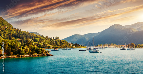Fotografie Wonderful sunny seascape with colorful sky during sunset