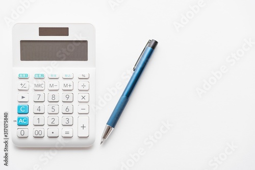 Wallpaper Mural 白背景の電卓とボールペン Torontodigital.ca
