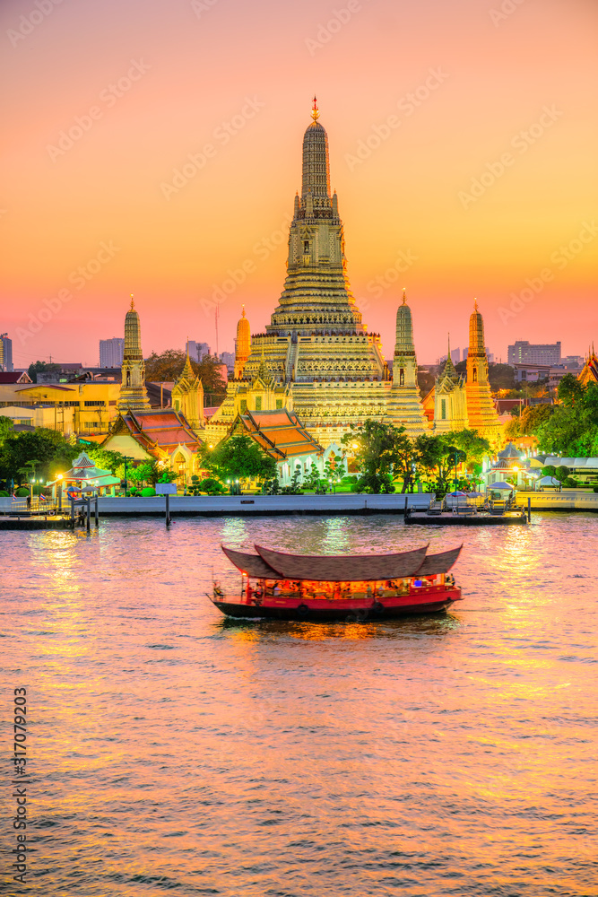 Naklejka premium Bangkok, Wat Arun, świątynia świtu. Wat Arun to jedna z głównych atrakcji Bangkoku w Tajlandii