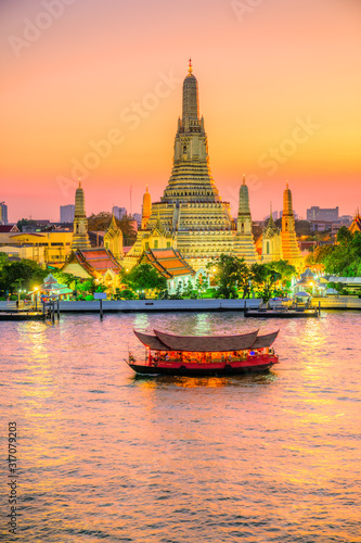 Bangkok, Wat Arun, The temple of dawn. Wat Arun is one of the major attraction of Bangkok, Thailand photo