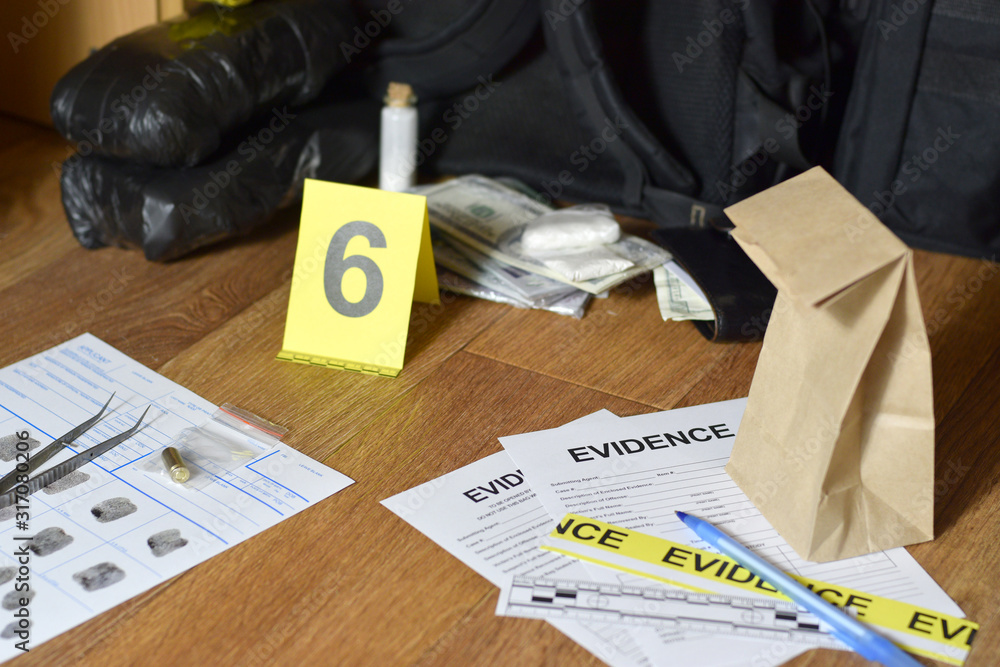 Foto de Evidence Chain of Custody Labels and brown paper bag with ...