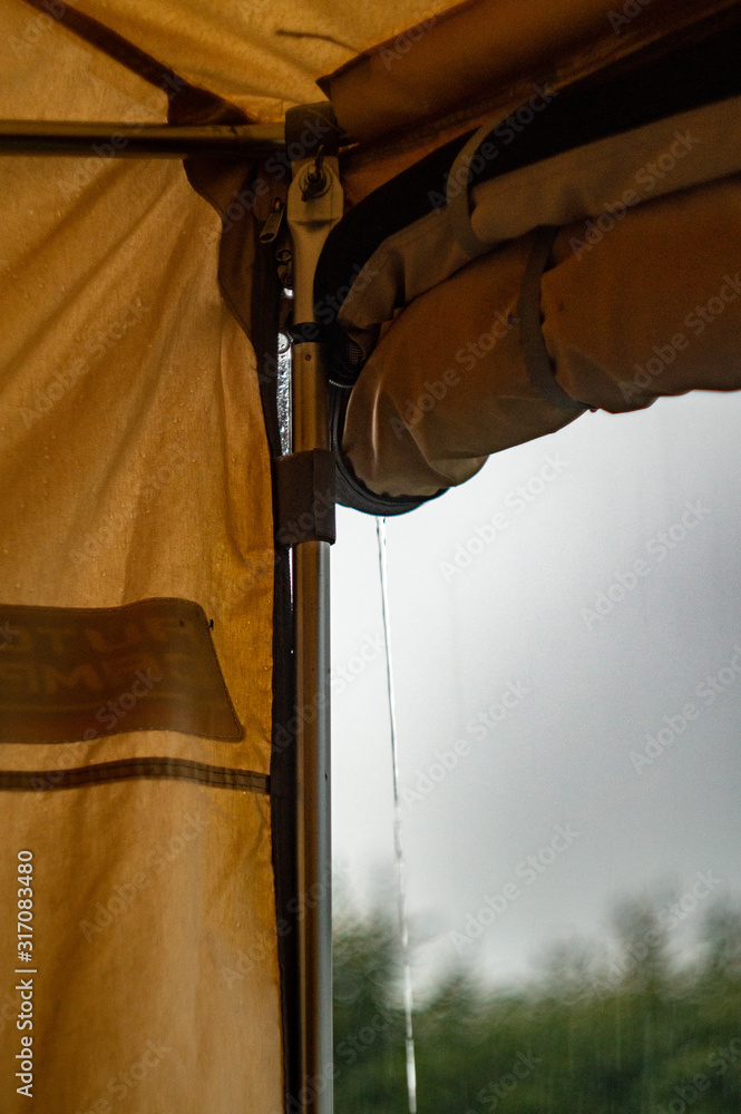 Obraz premium Regentag im Zelt