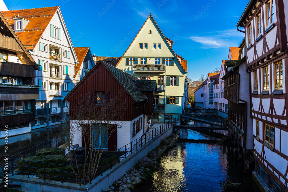 Obraz premium Germany, Swabian venice, originally fishermens and tanners quarter in ulm old town with frame houses alongside water of blau river flowing through the city