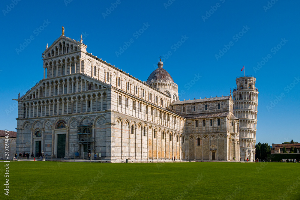 The Leaning Tower of Pisa is the bell tower of the duomo of the Tuscan city of the same name, so known for its steep slope.