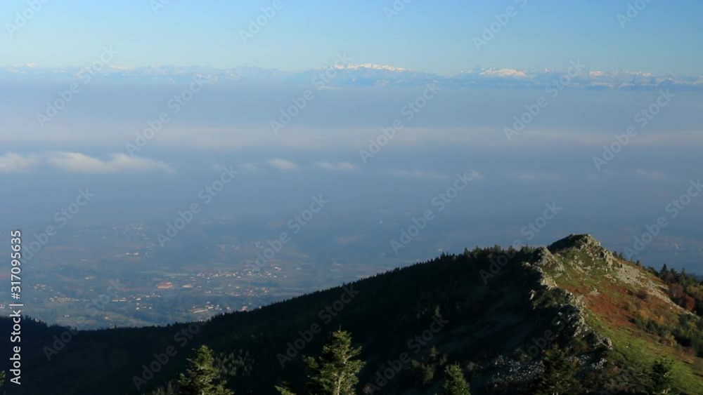 Vue panoramique du haut du Mont Pilat: la vallée du Rhône et les Alpes. Vue panoramique du haut du Mont Pilat: la vallée du Rhône et les Alpes.