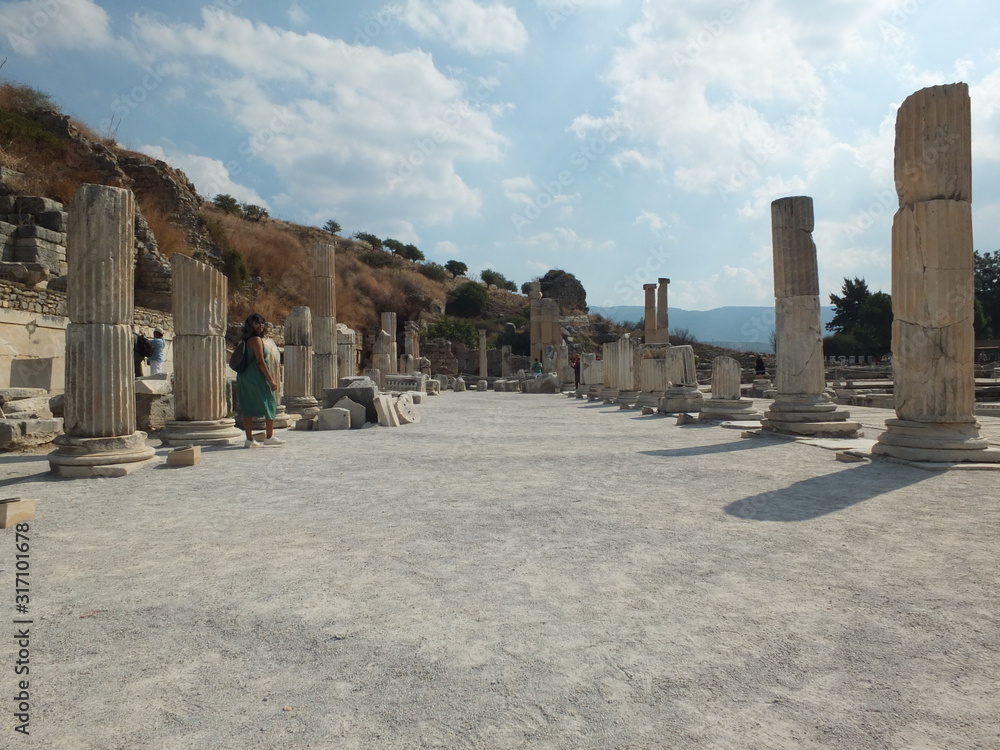 Columns in Éfeso ruin at Izmir- Turkey