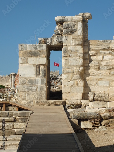 Bandeira da Turquia através  de portal de pedra nas ruínas da basílica de são João em Izmir- Turquia