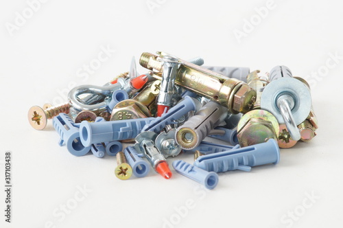 Tasselli per fissaggio a muro per una maggiore aderenza di viti e perni 