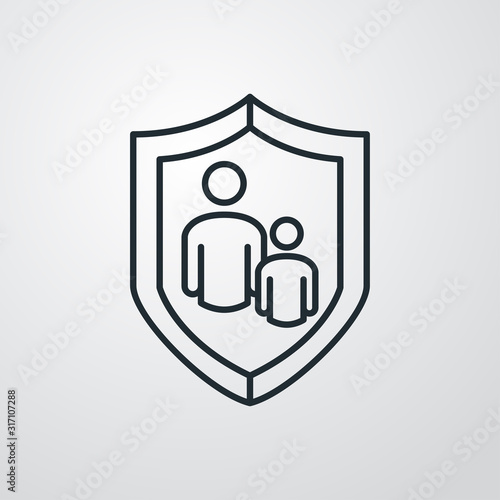 Símbolo control parental. Icono plano lineal familia en escudo en fondo gris