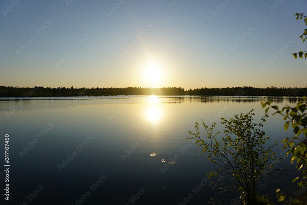 Sonnenaufgang über einem großen See Sonnenaufgang über einem großen See