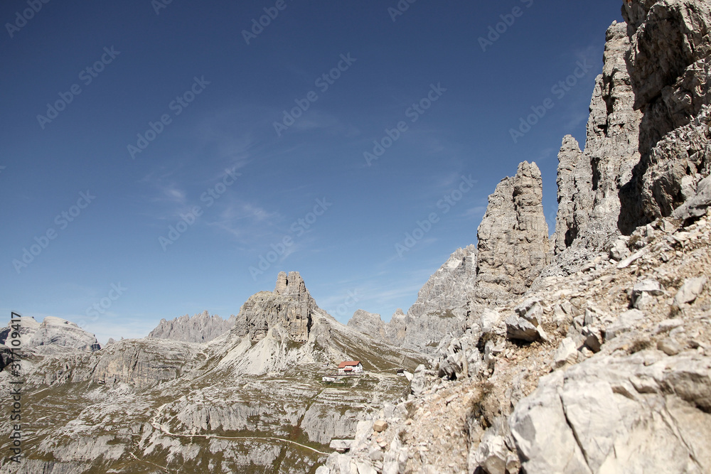 Dolomiten Wanderung im Herbst rund um die Drei Zinnen mit schöner Bergkulisse zur Drei-Zinnen-Hütte in Südtirol Italien Europa