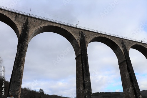 Viaduc de Cize Bolozon sur la rivière Ain dans la commune de Corveissiat - Département de l'Ain - Région Rhône Alpes - Reconstruit en 1946