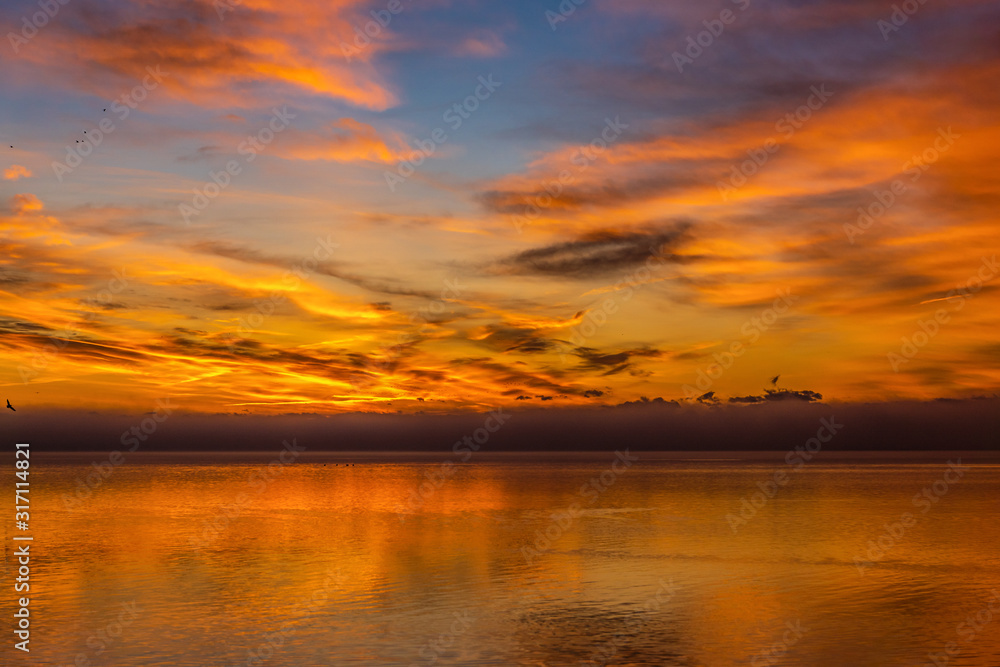 Sonnenuntergang mit schöner kraftvoller Wolkenstimmung Bodensee	