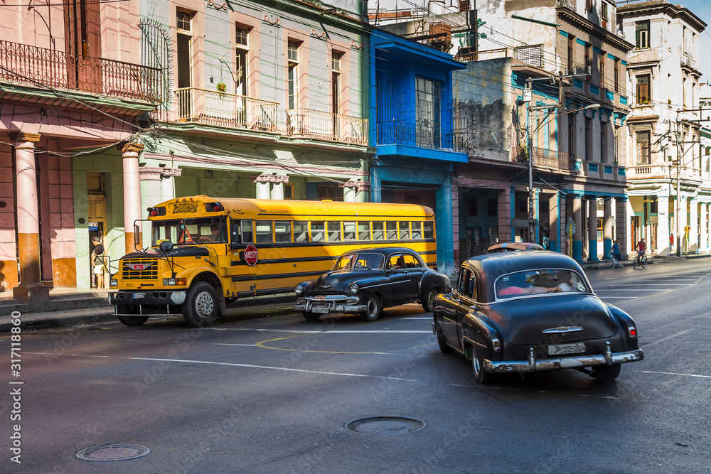 Fototapeta premium Old vehicles in Centro Havana