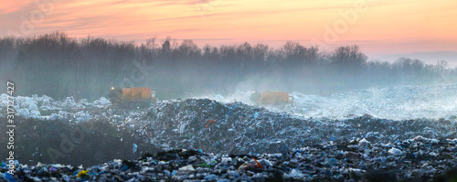 Billede på lærred dump trucks on the trash