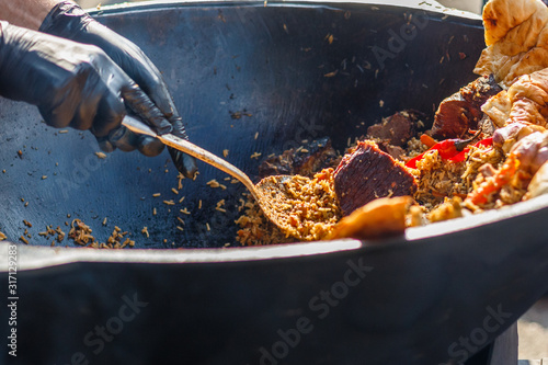 Bilde på lerret chef cooks pilaf at the street food festival
