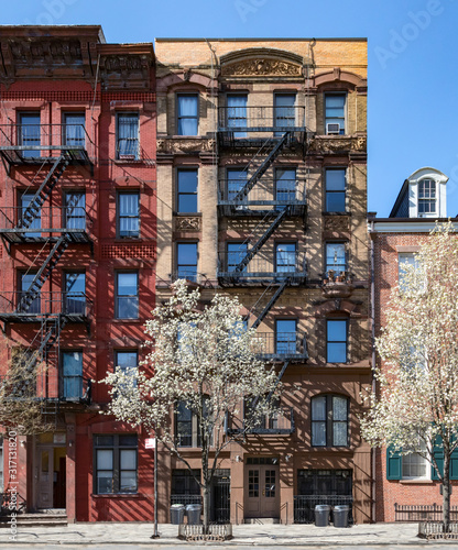 Obraz na płótnie New York City in Spring - Old buildings in the East Village of Manhattan w salonie