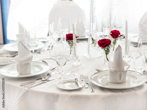 Beautiful pictures of a wedding tablewith red roses © Daniel
