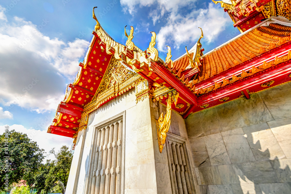 Fototapeta premium The Marble Temple Wat Benchamabopit Dusitvanaram in Bangkok, Thailand
