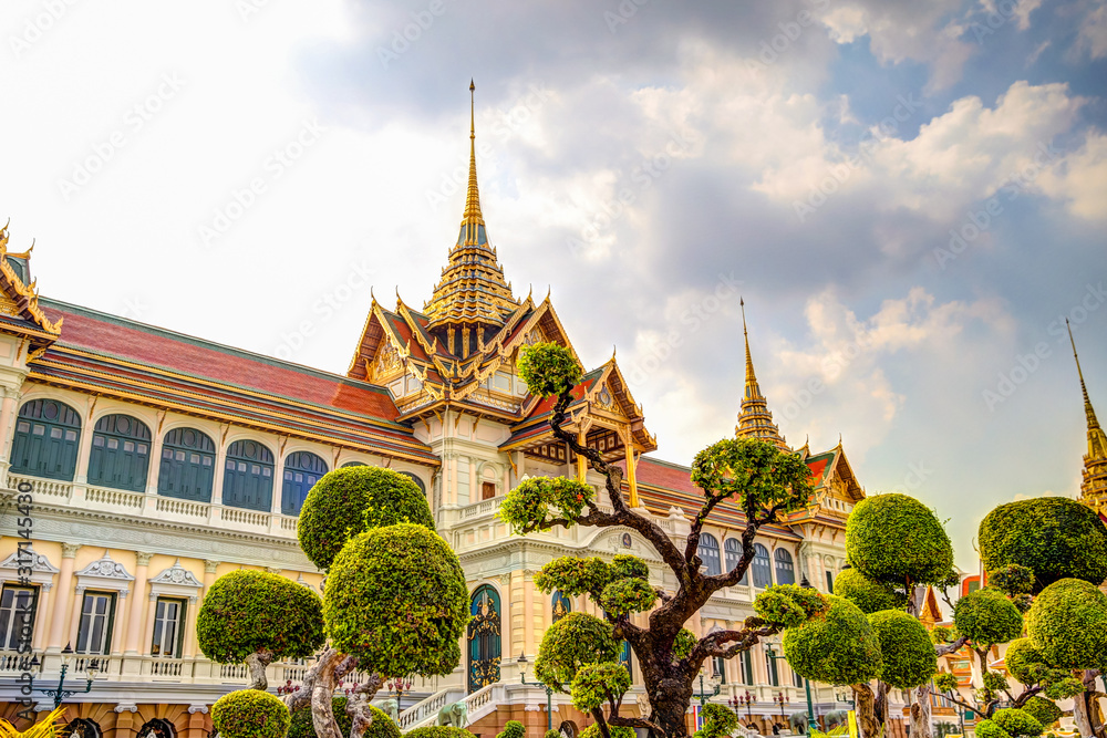 Obraz premium Architectural details of the Grand Palace in Bangkok, Thailand