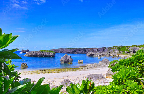 夏の宮古島、中の島ビーチの景観