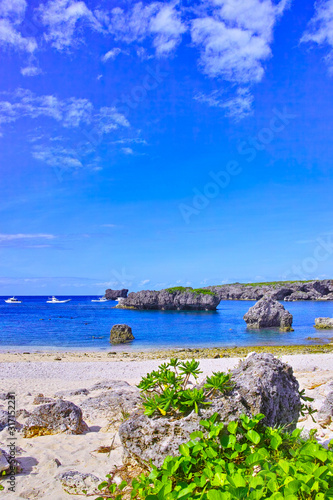 夏の宮古島、中の島ビーチの景観