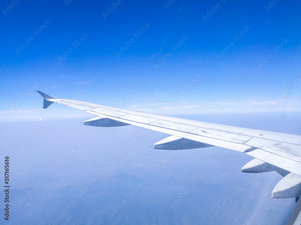 Obraz premium The looking at aircraft wing view from windows