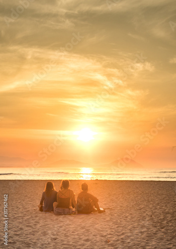 AMIGOS EN LA PLAYA AL AMANECER 