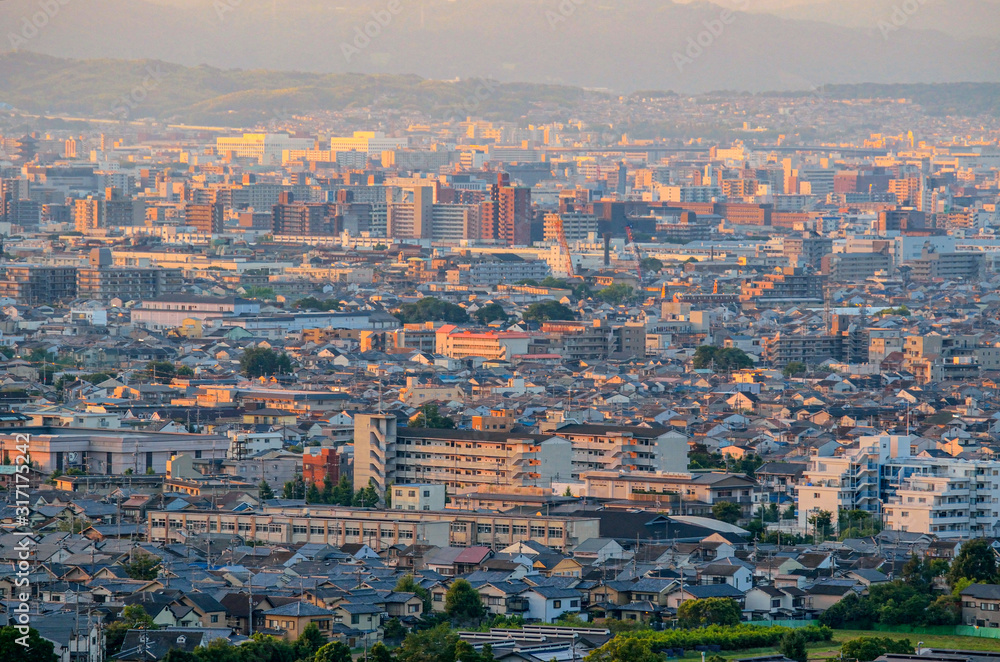 早朝の京都の都市風景
